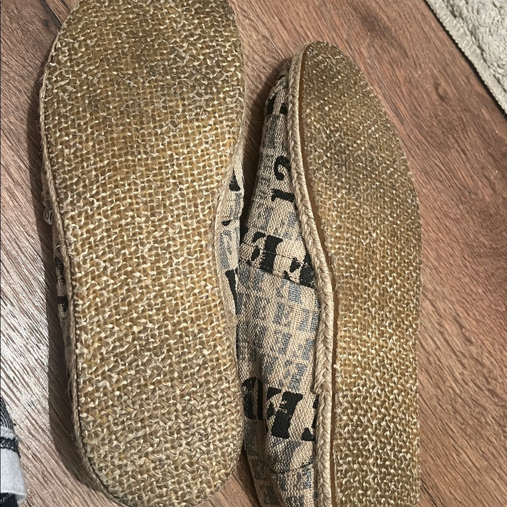 Toms Woven Patterned Slip-On Shoes Gently worn a few times. - Picture 4 of 7